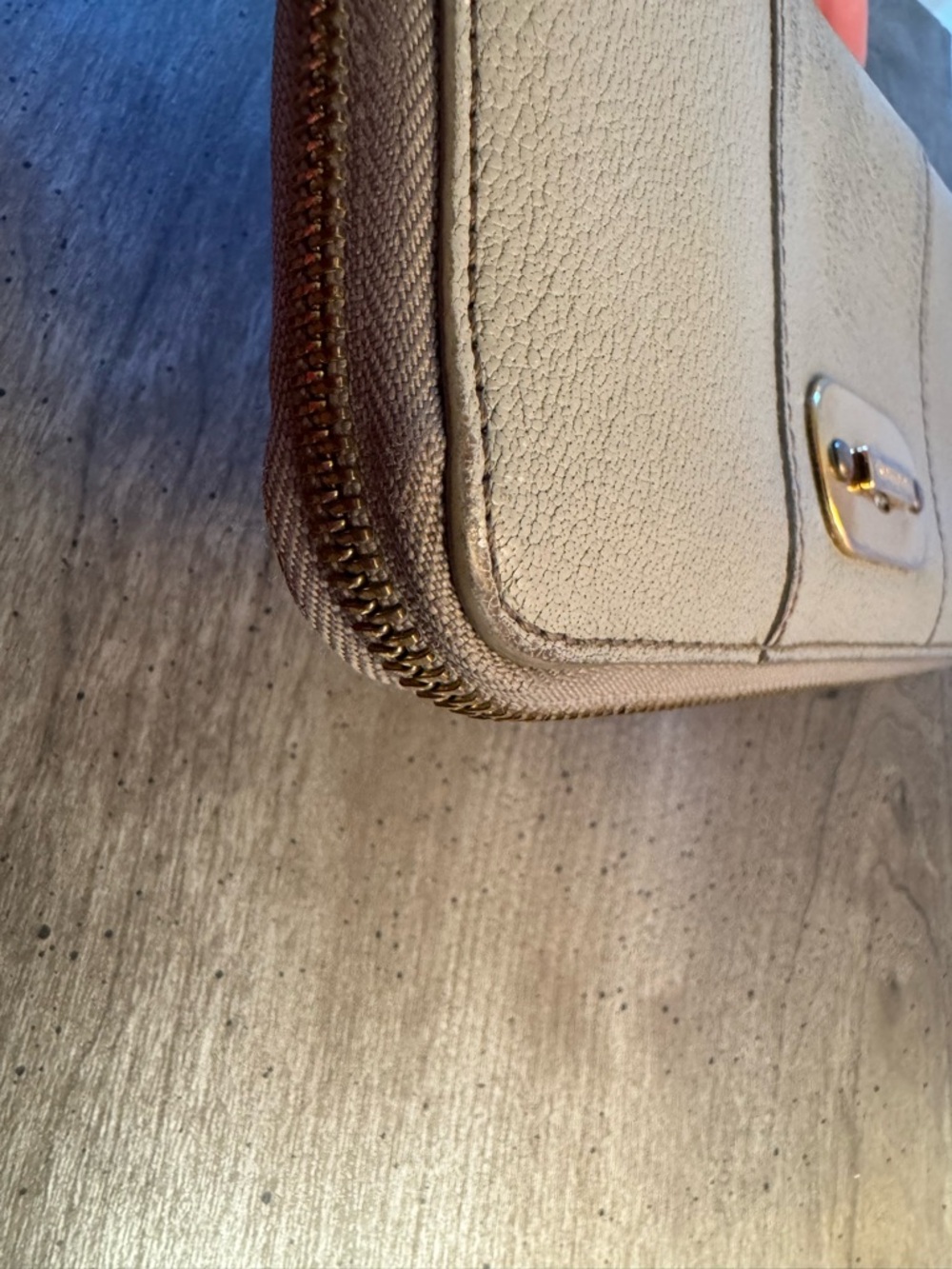 Burberry Cream Continental Leather Zip Wallet with Gold Plaque. - Picture 9 of 16